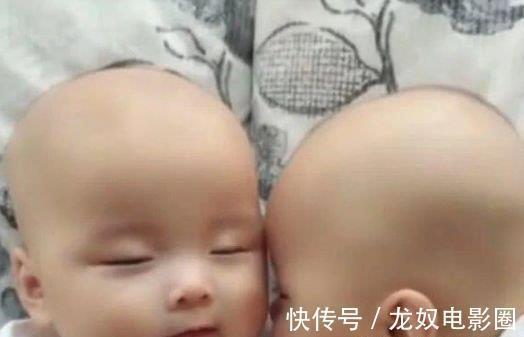 妈妈|双胞胎弟弟抱着哥哥肩膀乱啃,哥哥接下来的动作,让妈妈笑翻天