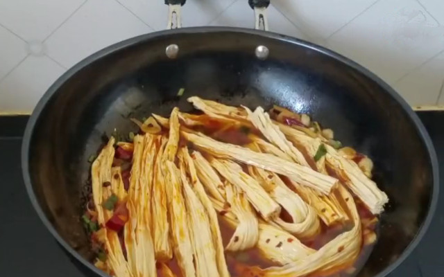 腐竹跟什么菜炒好吃?香辣腐竹的做法,又香又辣,好吃下饭!