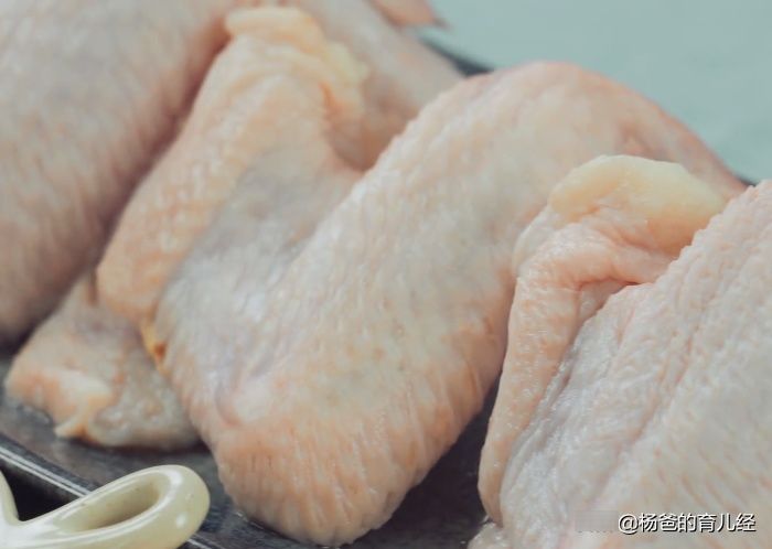  无需|香酥鸡翅的美味新做法，裹上薯片，无需油炸，孩子爱吃的居家美食