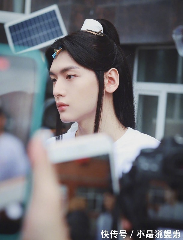 翟潇闻|《天官赐福》定妆照公开！站姐晒路透图被骂，粉丝都不敢认领