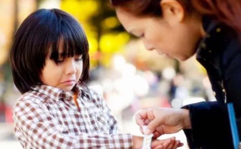 父母|“我被人打了”,孩子被欺负后,父母不同反应让孩子走向不同人生