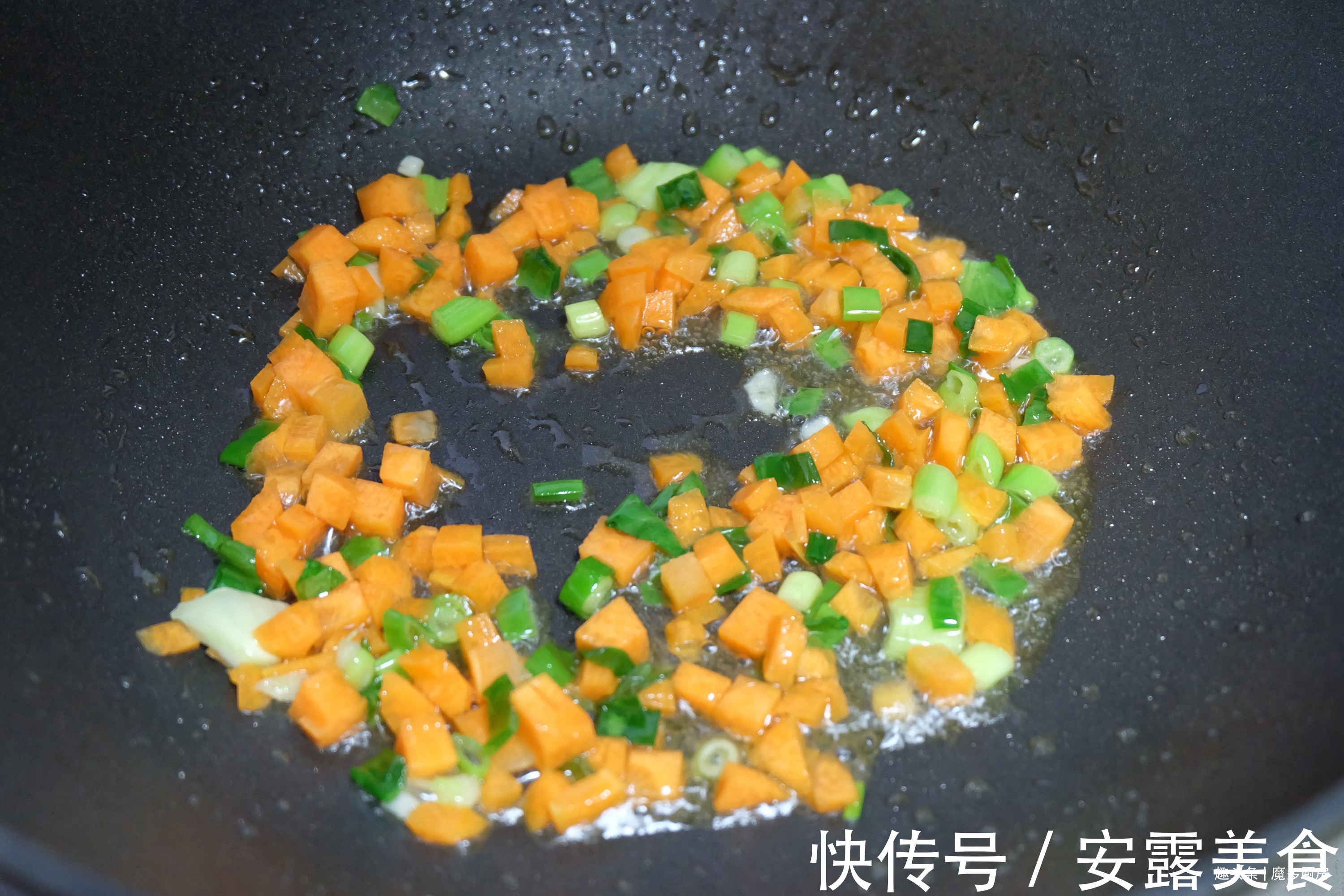 米饭|最近体重开始降了，晒晒我的午餐吧！一盘炒饭475千卡，吃得开心