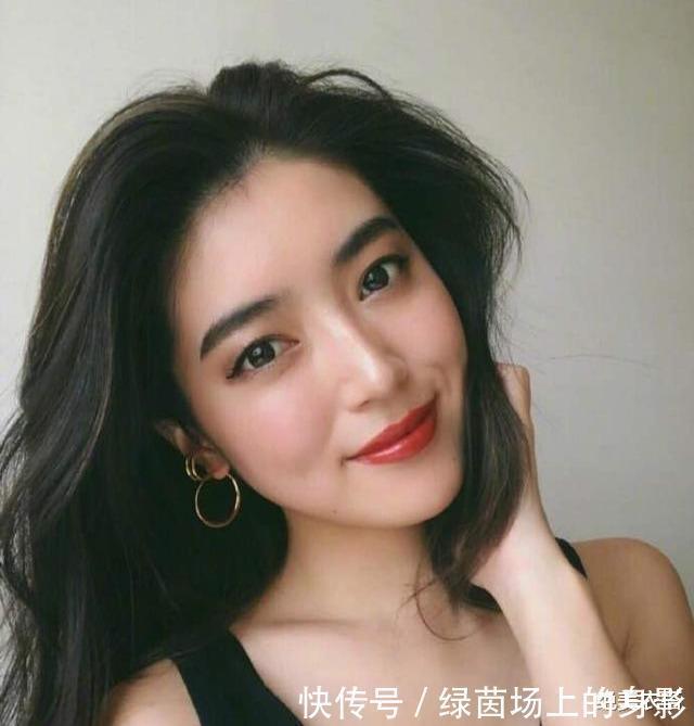 五官最美、长相惊艳，日本模特的“大气熟龄风”穿搭，太让人喜欢