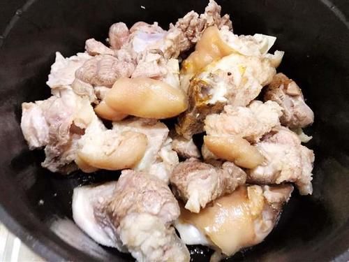  猪蹄胶原蛋白满满，可以美容养颜，搭配黄豆焖煮更美味