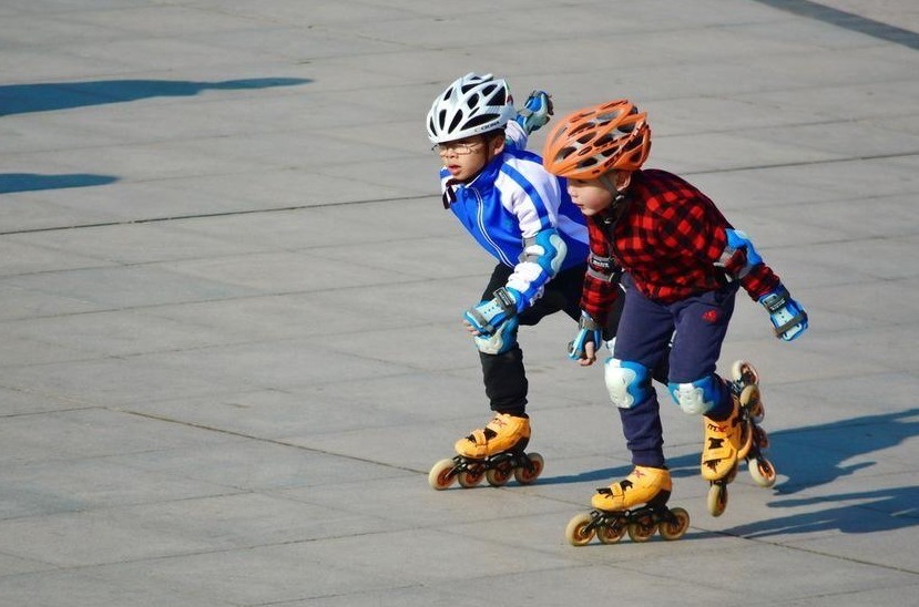 肉肉|儿子偷偷研究自己的“小肚腩”,不料被妈妈发现,瞬间变脸太精彩