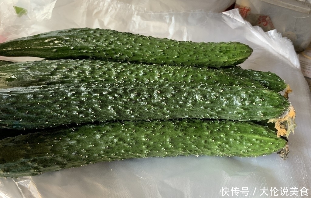 凉拌黄瓜|买黄瓜时,挑直的还是弯的?老菜农:牢记这5点,就不会买错了