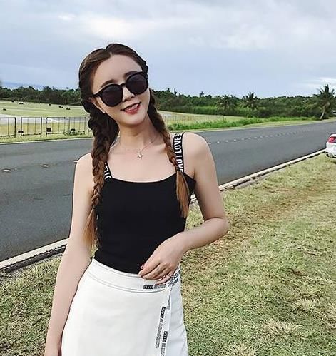 吊带裙时装搭配,勾勒出纤细腰线,彰显优雅女人味