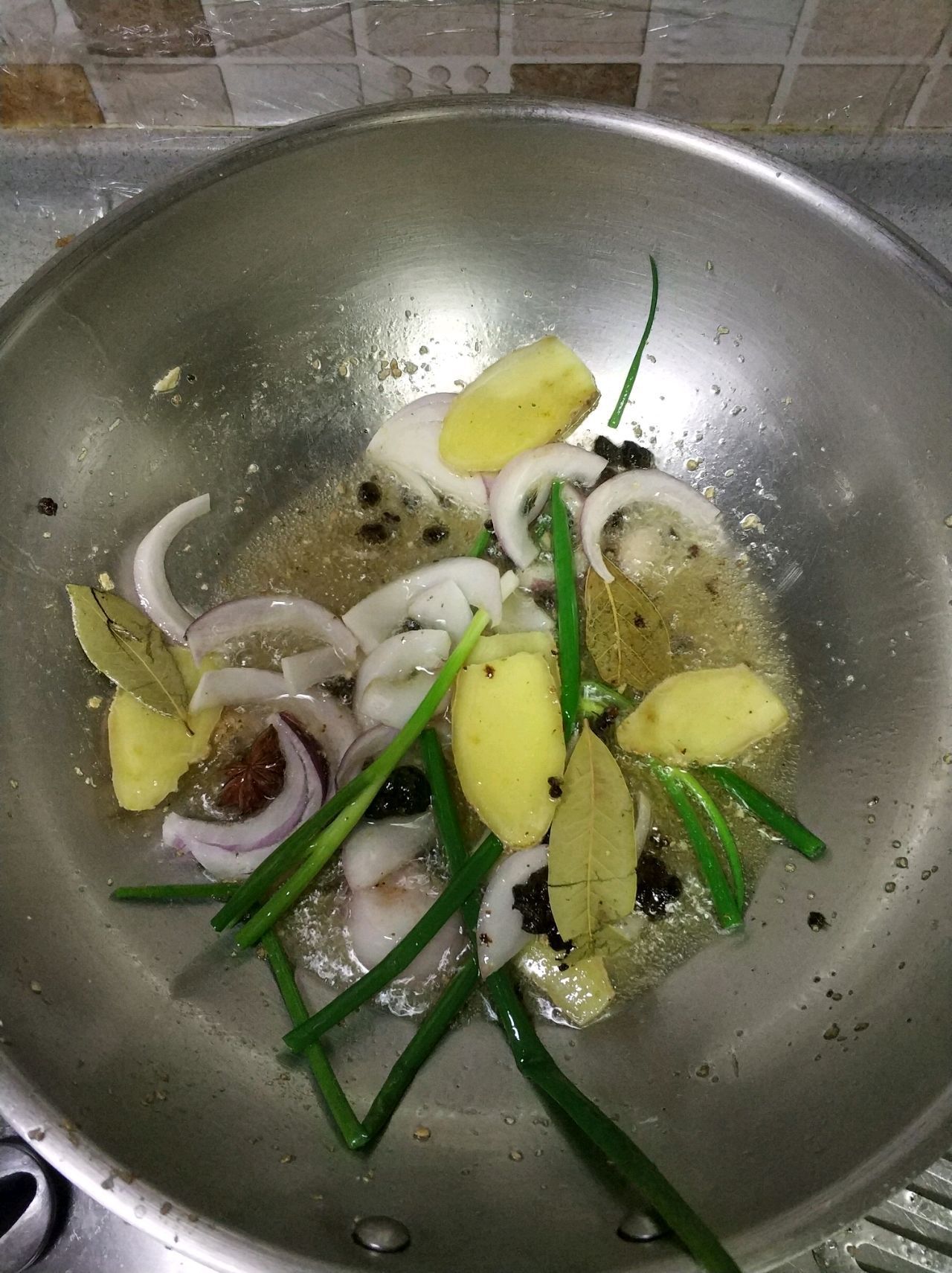 买回来2斤小龙虾,做成蒜蓉口味的,香味浓郁真好吃!