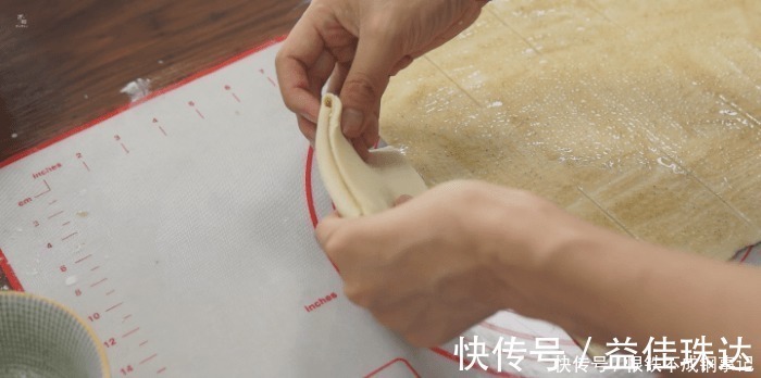 孩子最近爱上的早餐饼，连吃7天都不腻，咸香有层次，凉了也不硬
