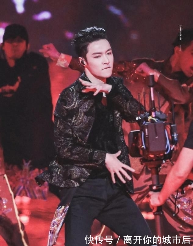 张艺兴|张艺兴考拖拉机驾照，在为《向往的生活》做准备吗？看起来好认真