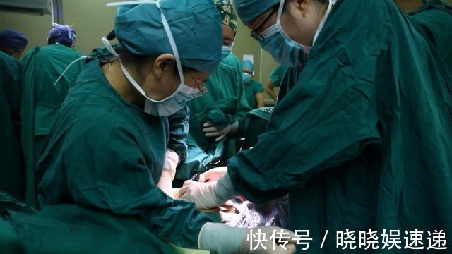 目送|孕妇怀四胞胎以为是儿子,结果生四个女儿,爸爸产房外手舞足蹈