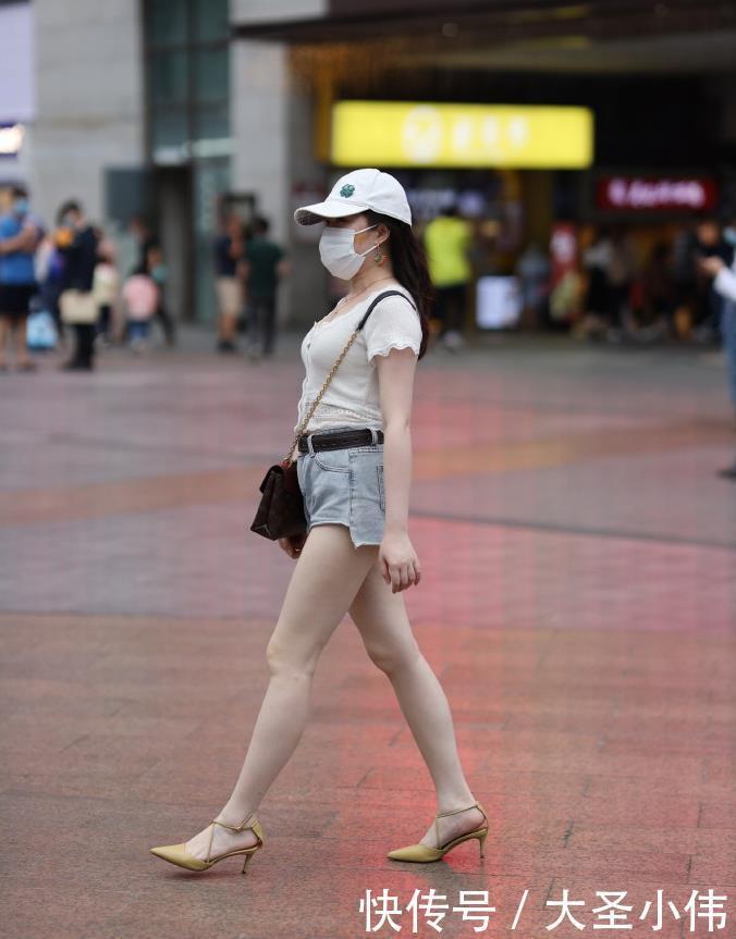 肚子|美女街拍:这个太好看了,虽然肚子有点肉肉的,但是旁边的女朋友还很嫉妒她