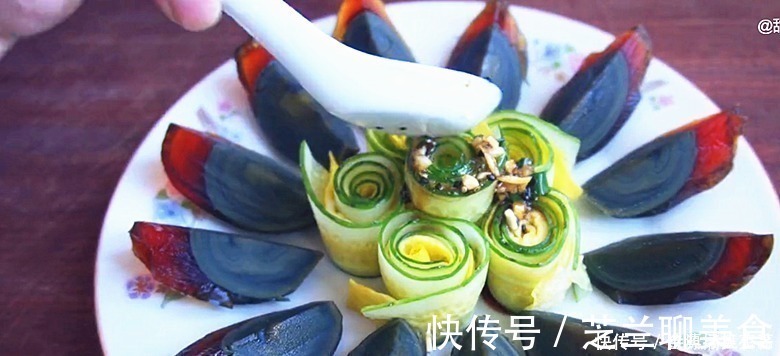 黑暗料理|皮蛋放锅里蒸一蒸，饭店一份要48，在家成本8元，待客有面子