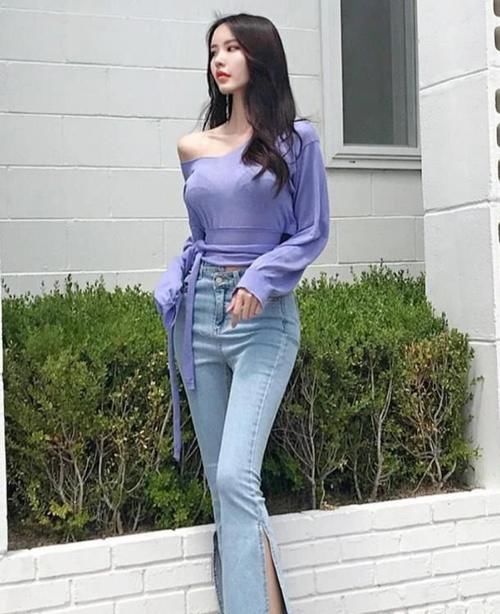 凸显|爱穿紧身牛仔裤的小姐姐，凸显时尚女性的魅力气质，勾勒性感身材