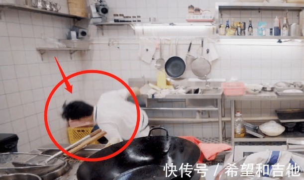 张智霖在厨房摔了一跤,袁咏仪紧张坏了,陈小春在一旁看热闹!