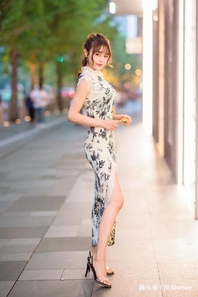 双腿 美女脚上搭配一双一字带的高跟凉鞋,让它凸显出一种女神般的气息