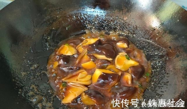 香菇|香菇和油菜是绝配，这样做好吃又好看，每次炒一盘，汤汁都不剩