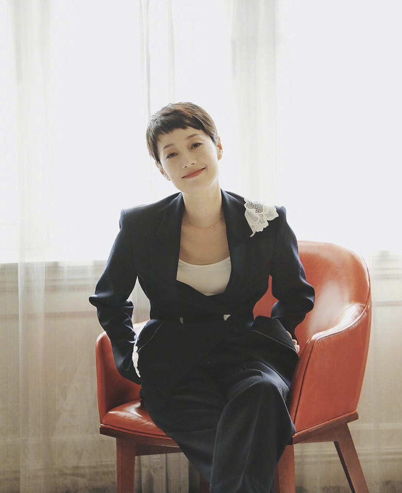 马伊琍|没想到啊!马伊琍才是“妈妈圈”最时髦,穿抹胸连体裤,清爽干练