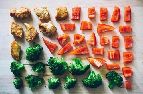 人体需要42种以上的营养物质，饮食必须多样化