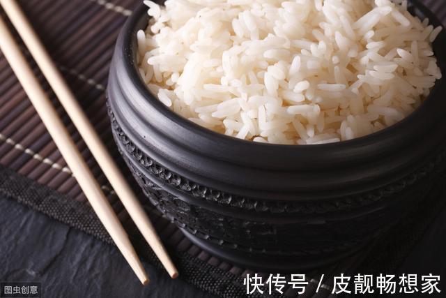 米饭|蒸米饭有人放醋有人放盐?都不对,教你一招,粒粒分明,还不粘锅