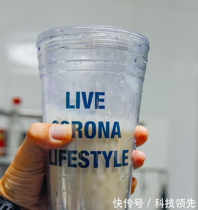 不用去外面花钱买奶茶了，这样做成本不到1块钱，好喝又健康！