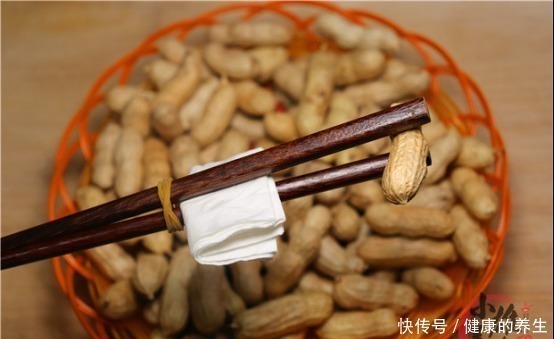 花生|剥花生米别手抠了,只需一张纸巾,2分钟就剥一大碗,又快不伤手