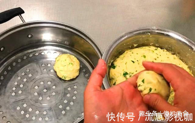 家里有面粉的一定要学着做,上锅一蒸香软可口,出锅孩子们抢着吃