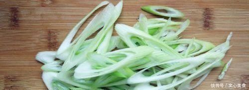 在家做葱爆羊肉总是有膻味教你“1招”，羊肉没膻味，肉质细嫩