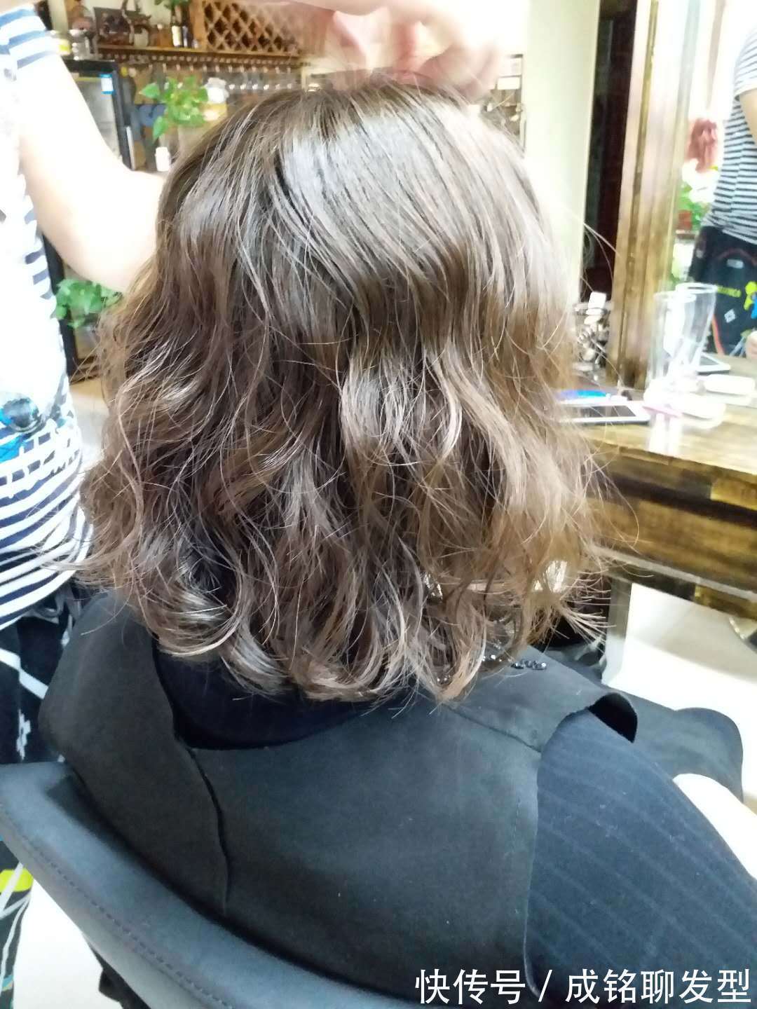 卷发|40多岁的女人,烫什么发型时尚洋气好打理?这三种发型谁烫都减龄