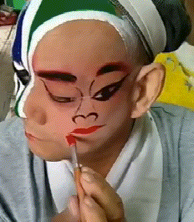 |搞笑GIF:妹子头发长就是优势多多啊,口罩都省了呢