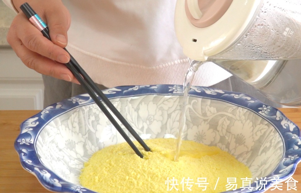 开水烙玉米饼，最拿手的面食，一次做一打，又薄又软不放油
