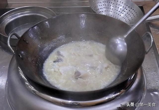 豆腐皮|吃了那么多年草鱼,这才是最好吃的做法,鱼片鲜嫩入味,汤汁浓白