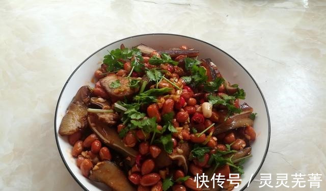 做卤菜时,牢记“1分2煮3泡”,鲜香入味,家人吃得很满足!