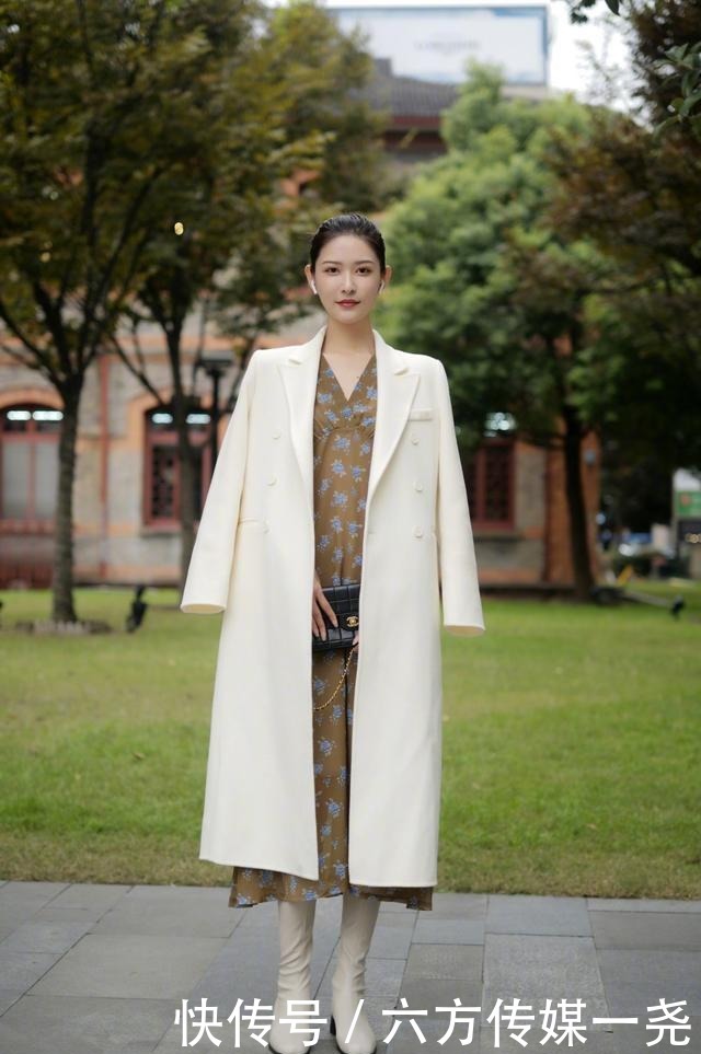 女人|女人再懒,穿大衣也别配直筒裤,学下面潮人这样来穿,时髦又显瘦