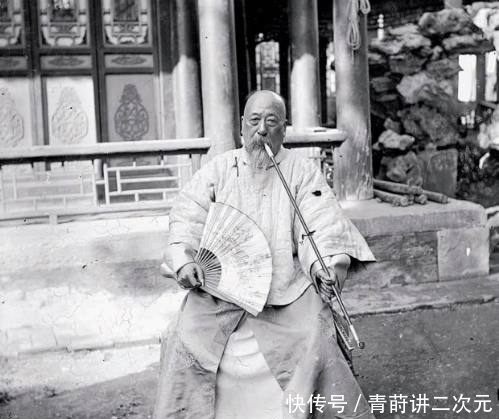 衙役|清朝罕见老照片:大臣跷二郎腿,第二张衙役的帽子让人吃惊!