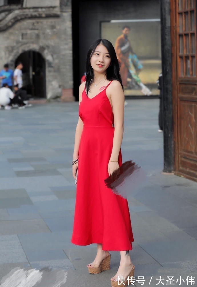 小姐姐|美女街拍:姐姐的“红”很妖艳,既显身材又显气质,长裙就该这样穿