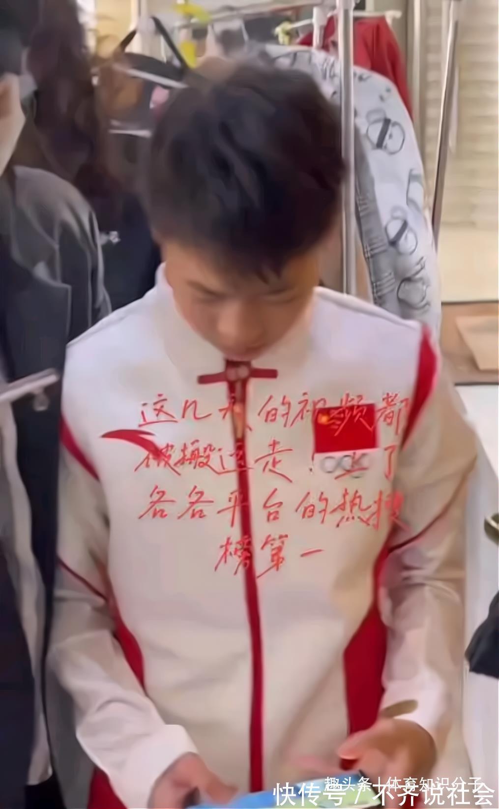 全紅嬋玩游戲忘乎所以被工作人員催促，紅姐低頭玩根本不搭理