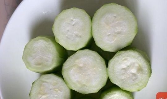 绿豆|小暑过后该吃它了!维C含量是绿豆的3倍,10秒做出一盘减脂菜