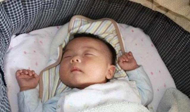 喂奶|1-6个月宝宝的育儿难点,记住6个“关键词”,附详细养护建议