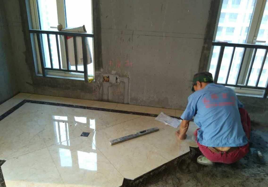 师傅|瓷砖是正铺还是斜铺好呢？有经验的师傅建议这样铺