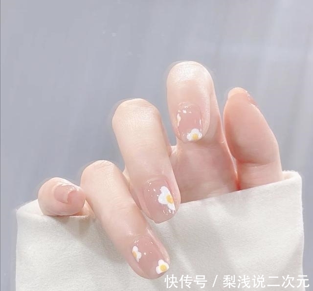 布丁|夏季来临美甲还没安排上吗？晕染美甲浪漫温柔，撞色美甲气质显白