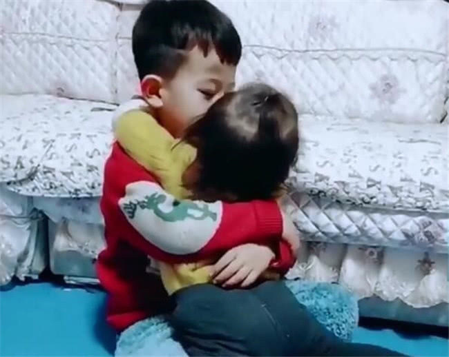 大宝|妹妹犯错躲到哥哥怀里,哥哥的话让妈妈感动,网友:别人家的哥哥
