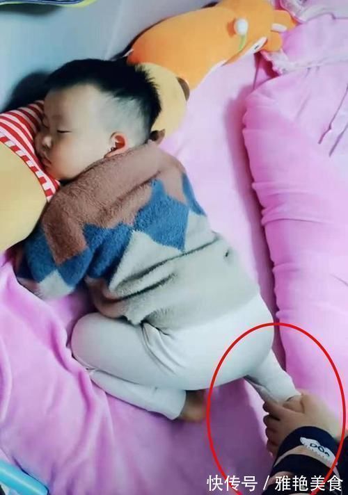 睡姿|宝宝很“安详”的睡觉,妈妈掀开被子后无法淡定,网友卧虎之相,此子大才