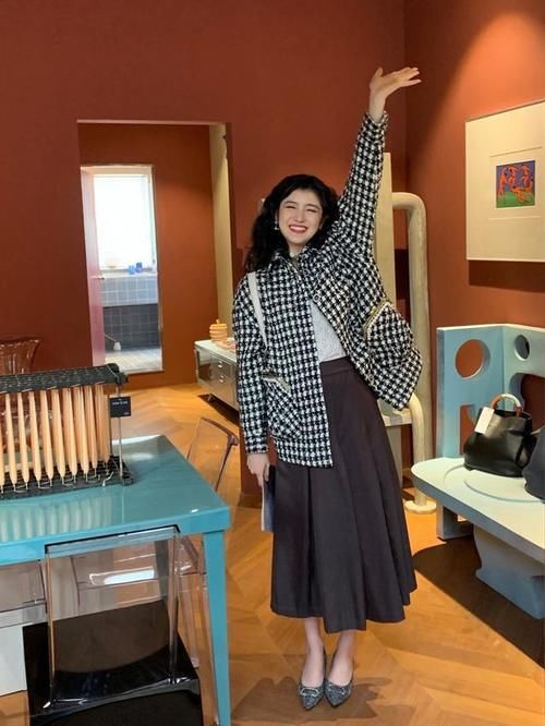 黑白格子大衣，还能搭配黑色裙半身裙，复古小清新兼备！