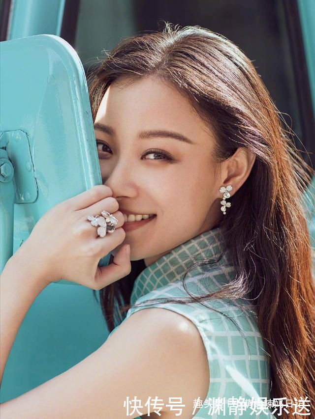 女人不管奔几,尽量少戴这5种“饰品”,显廉价没气质还很掉价