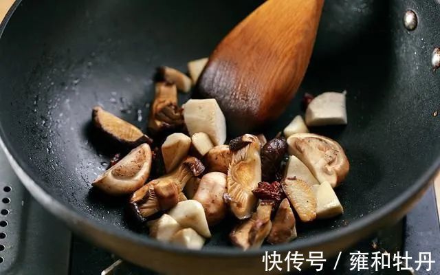 杂菌|雍和幸福家常菜:黑椒栗子烧杂菌