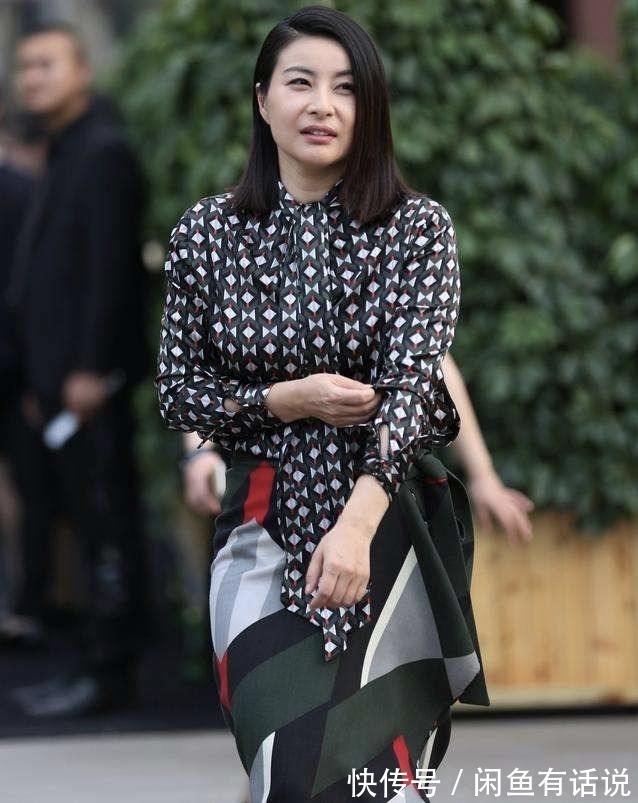 郭晶晶|郭晶晶真没阔太架子,穿“奶奶衫”出席活动,笑出月牙眼好显温柔