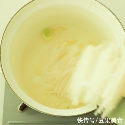 饭店大厨说漏嘴的秘密，萝卜生蚝汤这样做才好吃