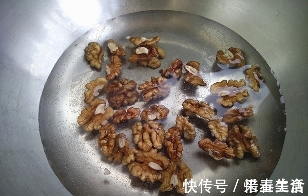 白发脱发|白发脱发的人别慌！学会这“菜”，隔三差五吃一些，护发乌发