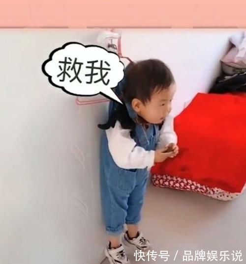 西门吹雪|宝宝犯错被妈妈挂在门把手上,无奈向爸爸求助,镜头转向爸爸,网友笑翻